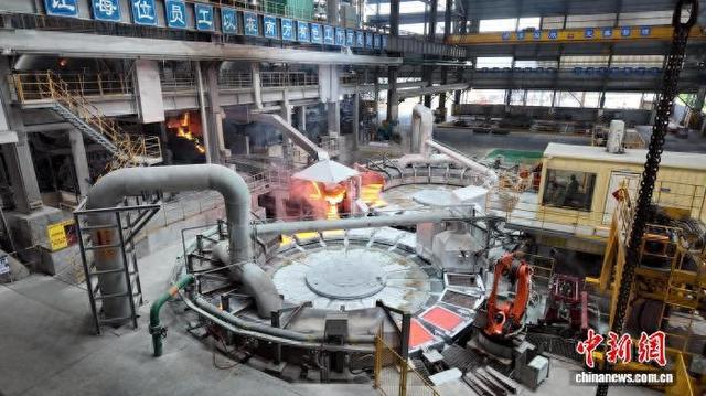 图为在南国铜业阳极炉浇铸车间，铜水经浇铸、冷却后变成阳极铜板。张诗缨 摄
